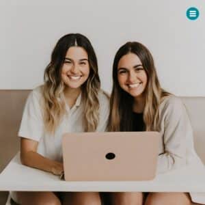 Twee Lachende Vrouwen Achter Een Laptop 1