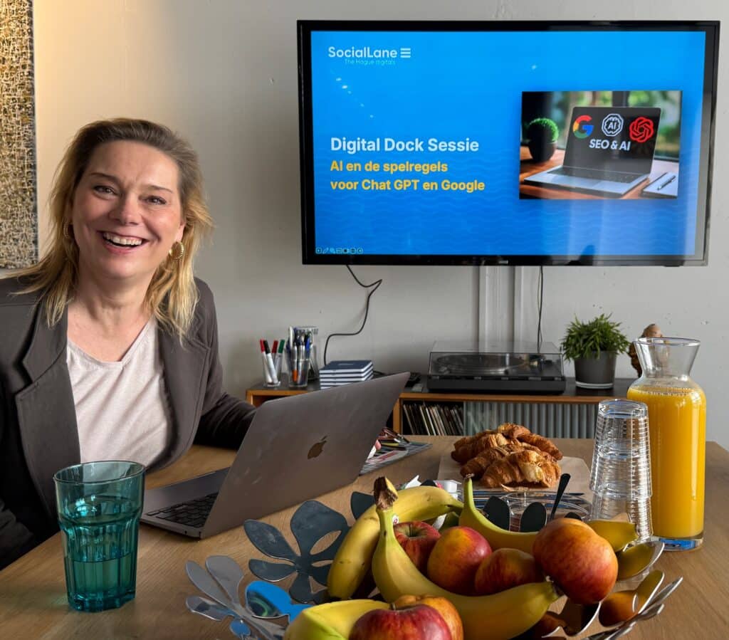 Foto van vrouw aan tafel met eten